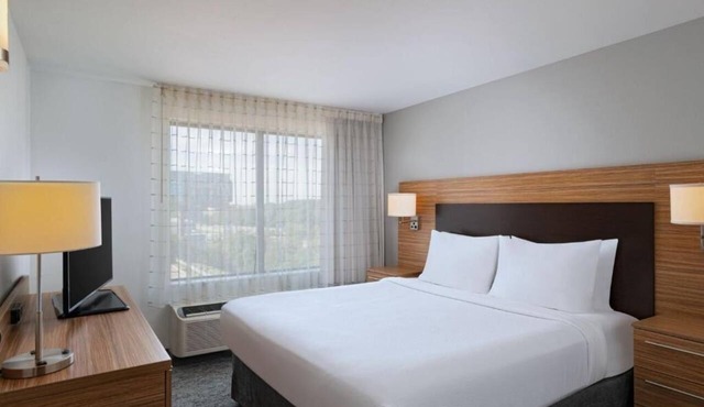 4 Modern Pet-Friendly Macon Units w/Kitchen, Free Parking & Breakfast in Macon
