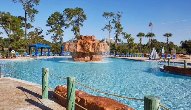 4 Relaxing Units! Onsite Swimming Pools, Close to Universal Studio