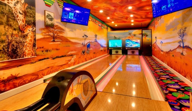 42 bedrooms, SAFARI SPORTS WONDER SIDE-BY-SIDE BOWLING VILLAS, sleep 120