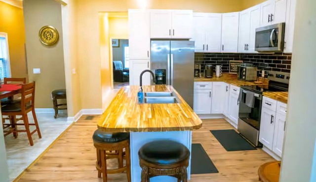4BR Historic Savannah w/Parking & Patio