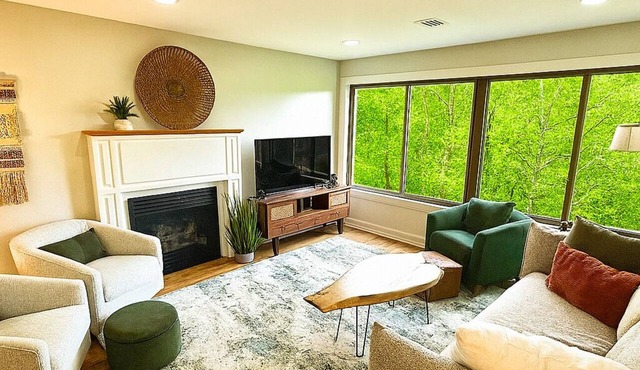 4BR Treetop Oasis | Minerals, Hiking, Mountain Creek, Warwick | Nature views
