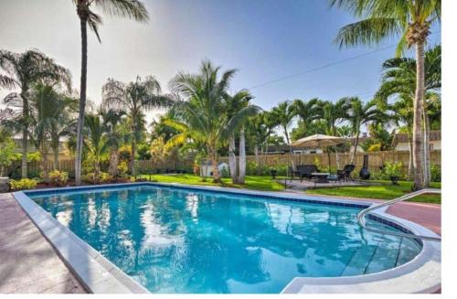 5 Bedroom Mini Resort with Pool!