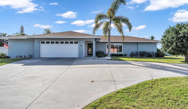 5 minutes to the BEACH! Beautiful neighborhood on intercoastal. Family friendly