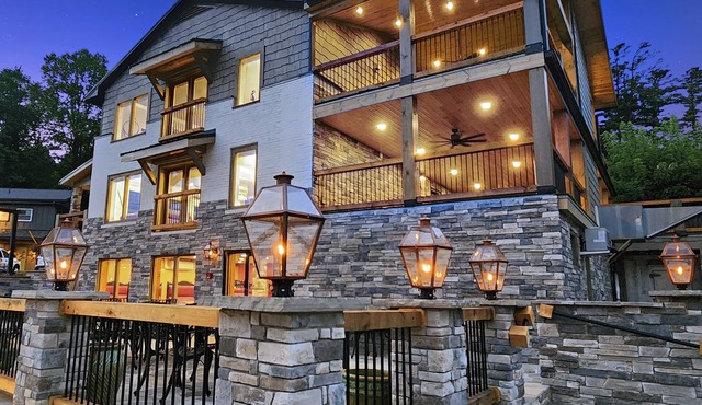 5-Star Mountain House Fire Place Hot Tub Luxury 5 Beds MainSt Downtown Lrg Kitch