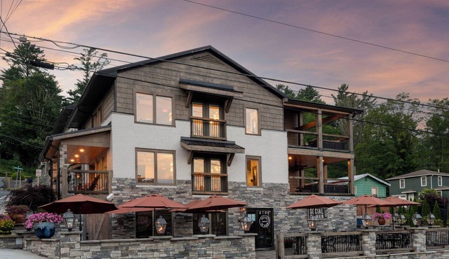6 BR Luxury Home on Main Street in Downtown Blowing Rock + Hot Tub!