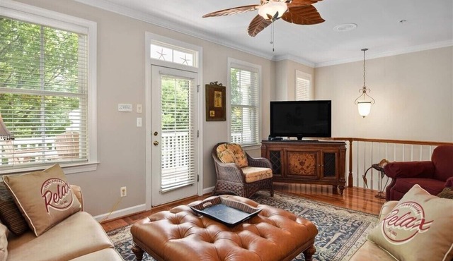 67th St, 2 Pools, 5 Bedrooms, near the Pools! FREE Linens/Towels! Parking for 3