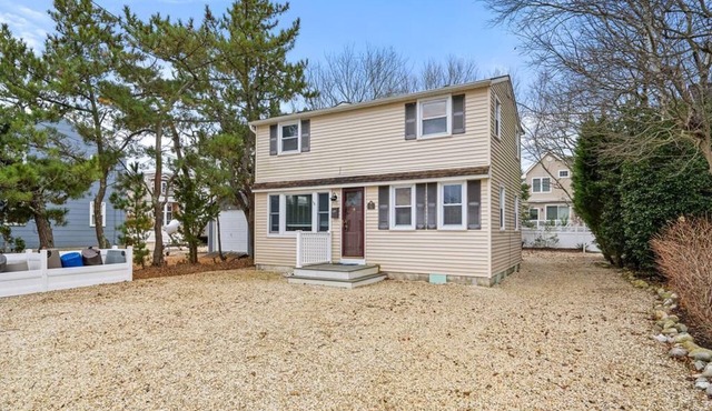 7-bedroom house in charming Spray Beach with WiFi, AC. Oceanside sleeps 18
