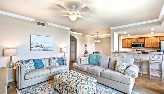927 Bonita National Condo