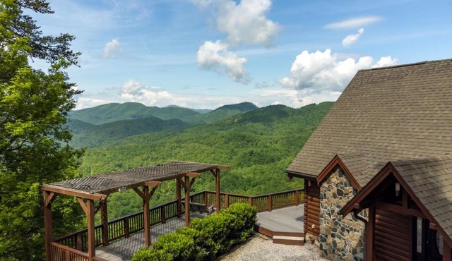 A Celestial Chalet Pets, Hot Tub & Mountain View
