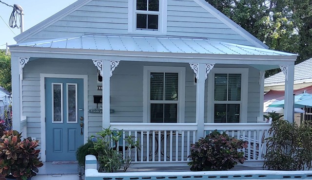 A Stones Throw Away from Duval - Downtown -Caroline's Cottage KW