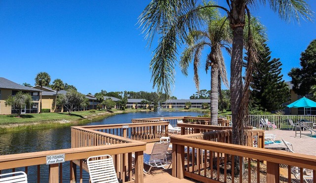 ABBEY ON THE LAKE 2B/2B WONDERFUL WATERFRONT NAPLES CONDO!