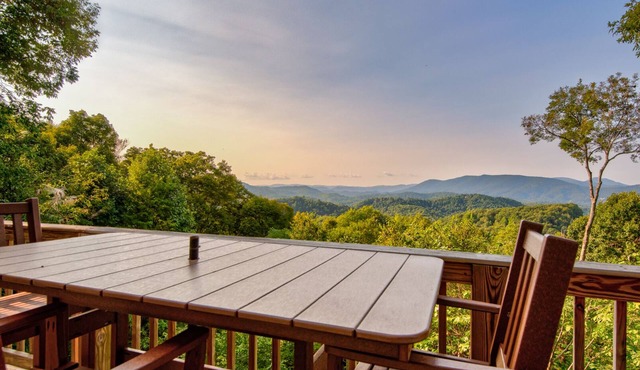 Above It All - Amazing Views! In Blowing Rock, hot tub, pool table!
