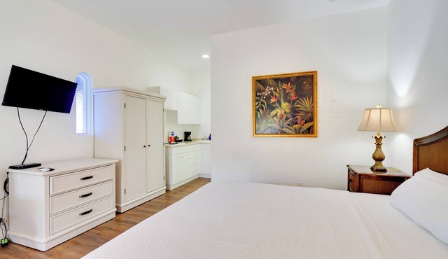 Access to 10,000 Islands: Resort-Style Naples Gem!