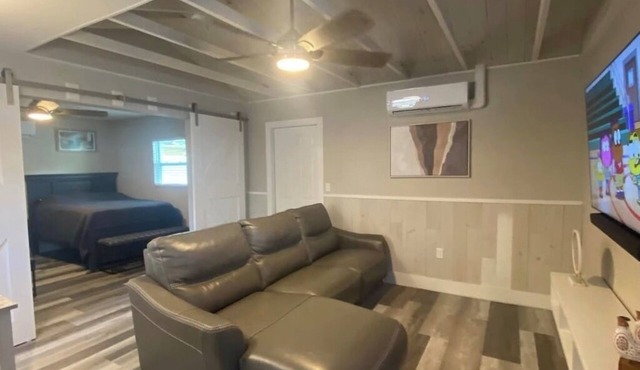 Adorable 1-bedroom cottage in sunny Sarasota