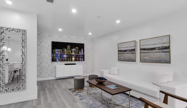 Adorable 2-Bedroom Vacation Home by Miami Airport