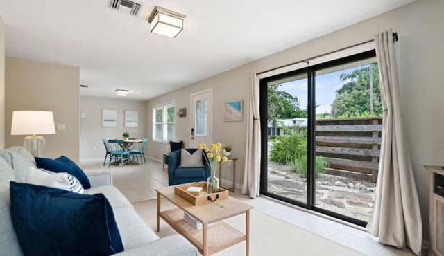 Adorable Brach Cottage Bungalow in Sunny Sarasota