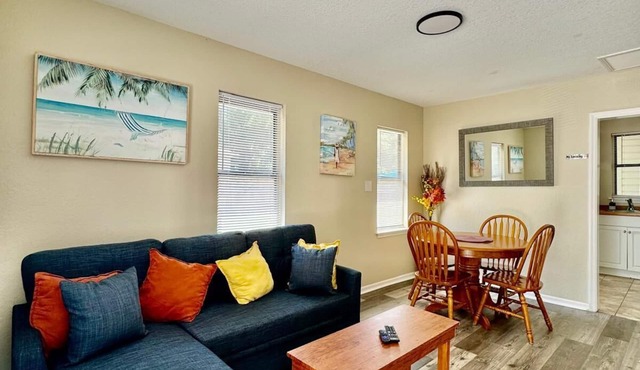 Adorable guest house 5 miles from the beach!