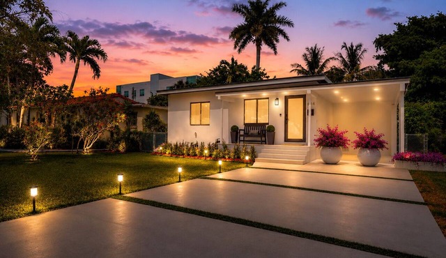 Airport Casita Remodeled 2026 Privacy Backyard 2-Min Walk to IHOP & More