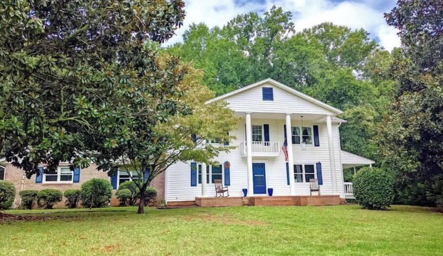 Alec Mountain Retreat-w/fresh blueberries for the picking & a dream kitchen!