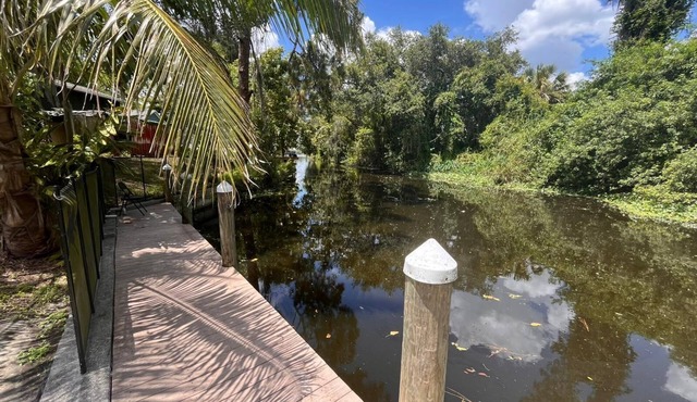 Alva Getaway on Canal – Big Yard and Relaxing Vibes
