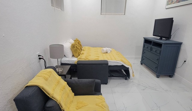 Amazing 1-bedroom Suite with AC in vibrant Miami
