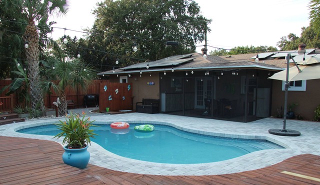 Amazing home with heated pool, tiki bar and luscious outdoor close to beaches