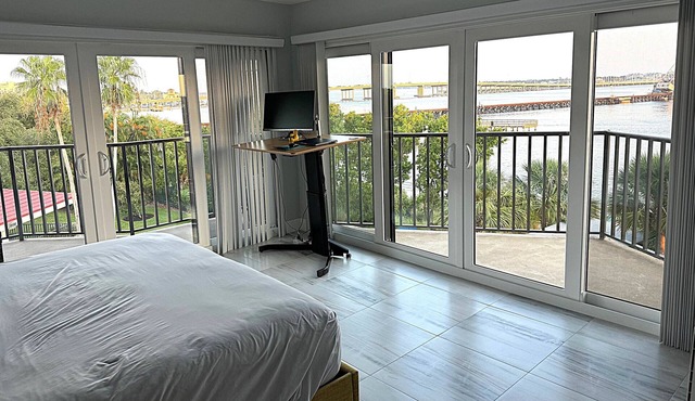 Amazing water/sunset views, luxury 2BR/2BA PENTHOUSE 9 mi from Anna Maria beach.