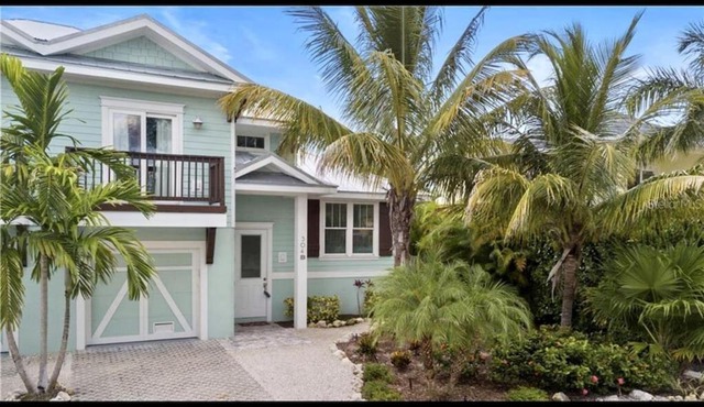 AMI/Holmes Beach - 3/2 Home - Private Heated Pool and Yard - walk to beach