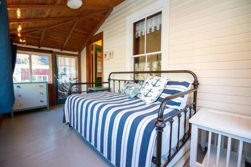 Antique Cottage|PRIVATE SAUNA|Beach|Firepit+Grill in Gloucester