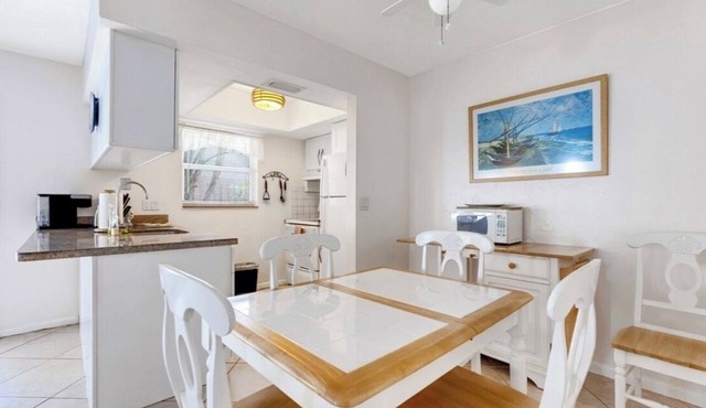 Apt#1-Charming relaxing -beautiful APT-80yard walk to the BEACH wBBQ/Patio