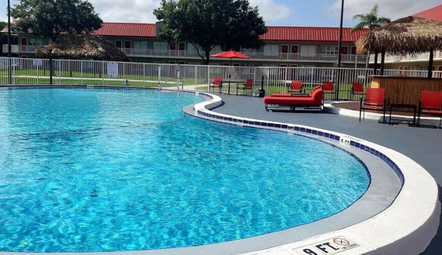 Awesome Find! With Swimming Pool & FREE Breakfast, Close to Holman Stadium!