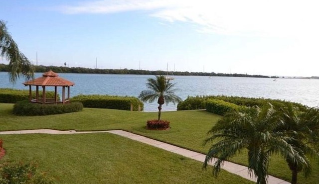 Bahia Bright and Sunny Lakeside Villa