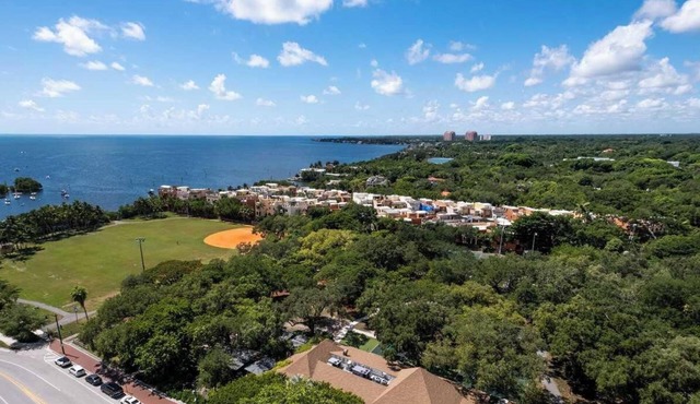 Bay View Suite: Effortless Coconut Grove Stay