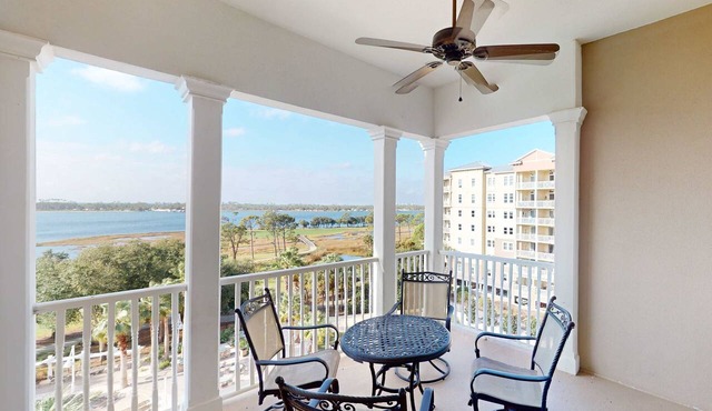 Bayfront condo w/amazing views, shared hot tub & community pool