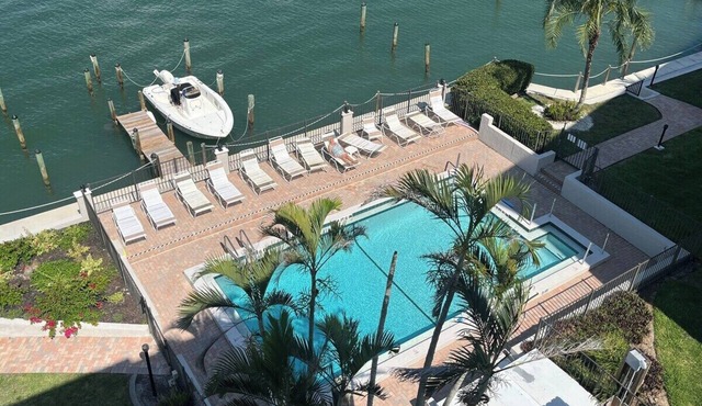 Bayfront views, Walk to Turtle Beach, 2 Heated Pools, 5th Floor Corner, Private