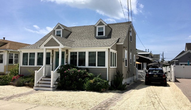 Beach Block 5-Bdrm with Chalet, Steps to Beach