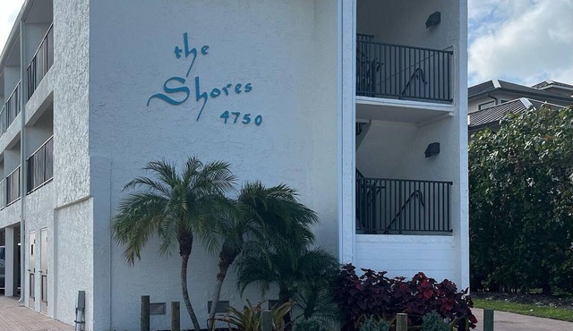 Beach Front 1-bedroom condo mid island Fort Myers Beach
