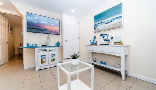 Beach getaway for 4, 2 blocks to beach. Come enjoy