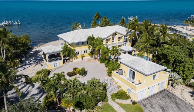 Beachfront 8-bedroom villa