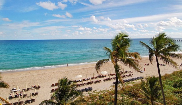 Beachfront Accommodation! 2 Relaxing Rooms | FREE Parking + Onsite Pool