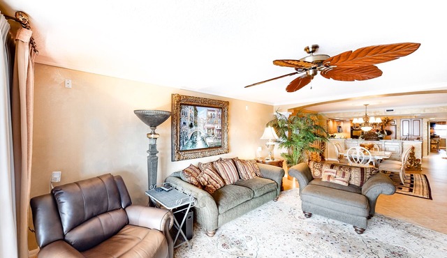 Beachfront condo w/Gulf views, balcony, washer/dryer, central A/C, shared pools