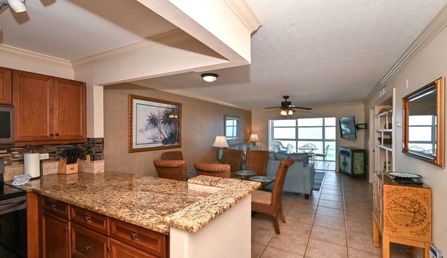 BEACHFRONT CONDO - THREE BEDROOM - HEATED POOL - FREE BOAT DOCKS - RENOVATED