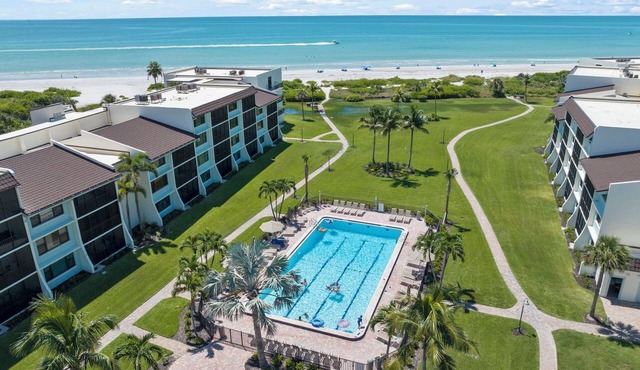 Beachfront Loggerhead Cay 302— comforts of home, Heated Pool, Tennis, Pickleball & Bikes + Beach Gear. Weekly Stays.