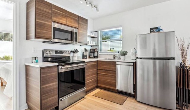 Beachside 4-Private Suites in Treasure Island