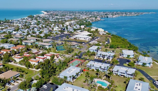 Beachy Butterfly! Poolside Holmes Beach Stay!