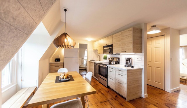 Beacon Top Floor 2BR /creekiside walk to Main St/backyard with fire pit