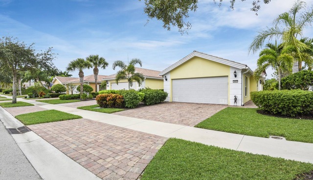Beautiful 2 Bedroom plus den Villa in the prestigeous VillageWalk of Bonita.