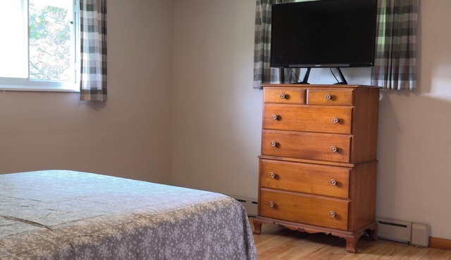 Beautiful 2-bedroom house in peaceful Johnson City perfect for relaxing getaway