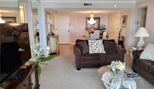 Beautiful 2 bedroom Condo 1/2 mile from Clearwater beach