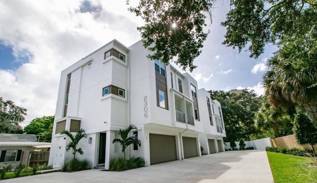 Beautiful 3 Br. Townhome (422381) by Houzlet